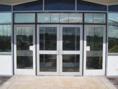 Алюминиевые двери со стеклопакетом