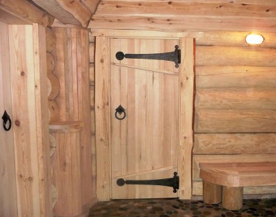 Деревянный дверной блок в баню