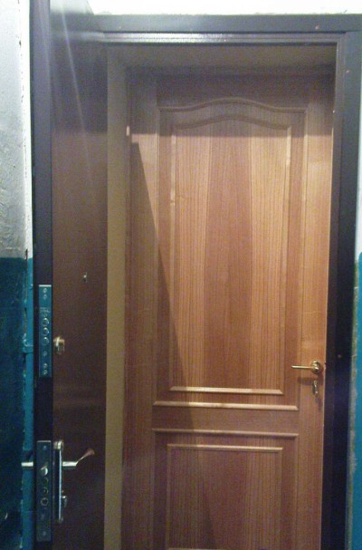 Вторая дверь с замком, закрывающимся на ключ со стороны подъезда